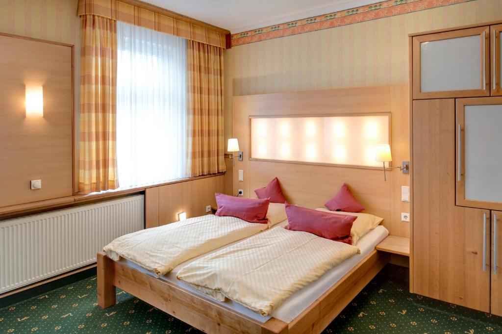 Ambient-Hotel zum Schwan, Gelsenkirchen-Buer Foto Doppelzimmer mit Bett, Kleiderschrank und Fenster im Hintergrund