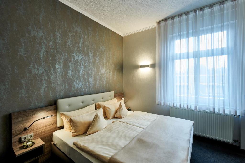 Ambient-Hotel zum Schwan, Gelsenkirchen-Buer Foto Doppelzimmer mit Bett