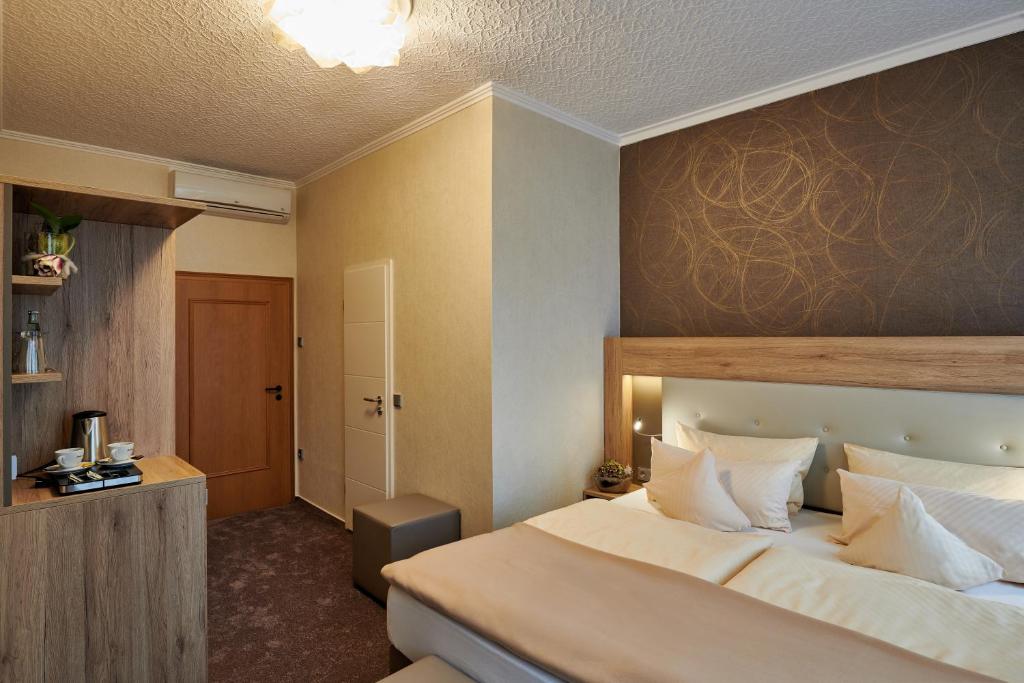 Ambient-Hotel zum Schwan, Gelsenkirchen-Buer Foto Doppelzimmer mit Bett und Eingangsbereich