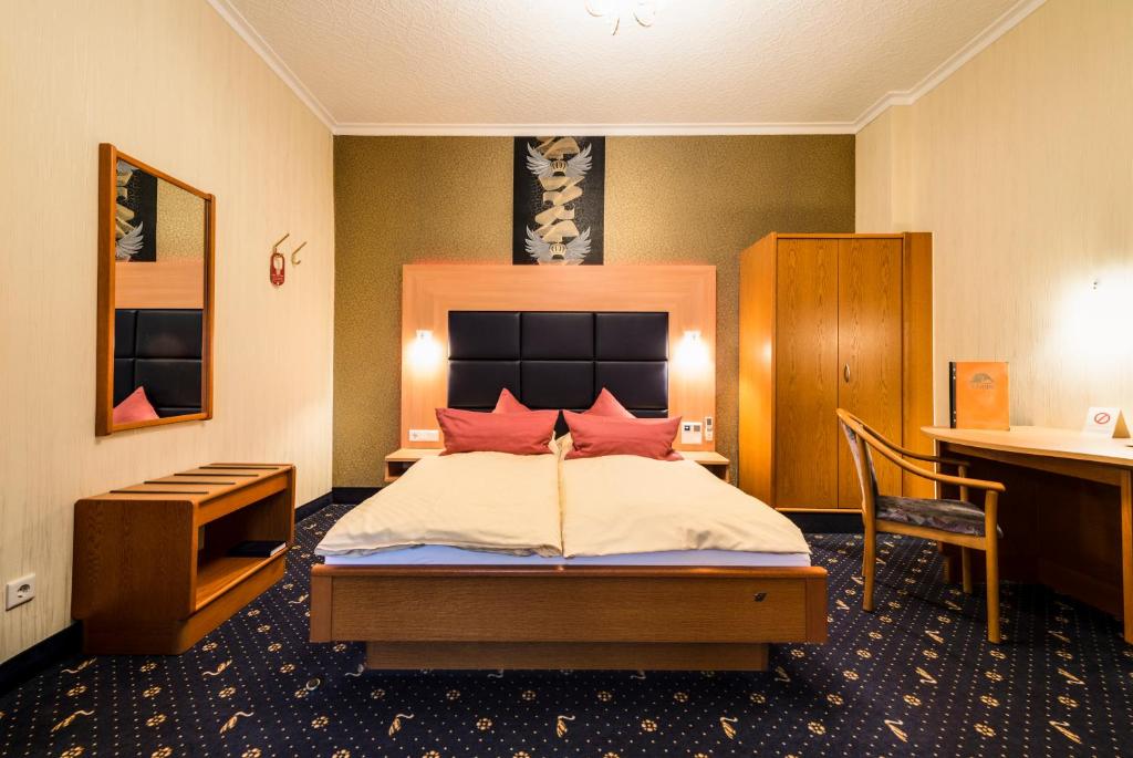 Ambient-Hotel zum Schwan, Gelsenkirchen-Buer Foto Doppelzimmer mit Bett und Schreibtisch