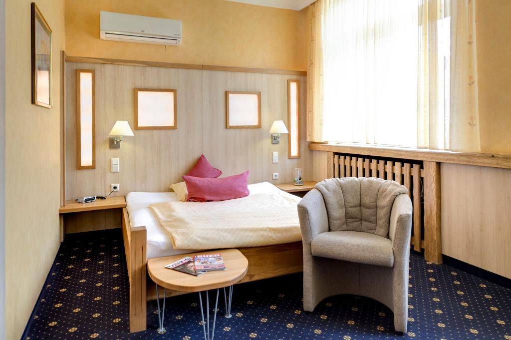 Ambient-Hotel zum Schwan, Gelsenkirchen-Buer Foto Einzelzimmer mit Bett und Sessel